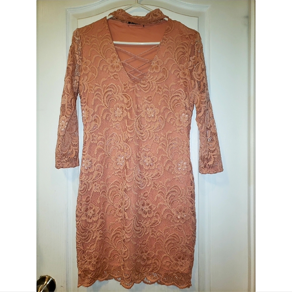 Dusty Pink Dress w/ Lace Detailing Size: L - Picture 1 of 3